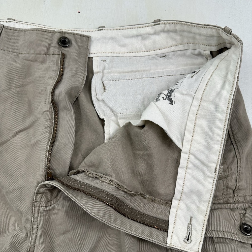 Y2K Levi's Baggy Cargo Shorts Men Khaki Actual 43 x 11 Grunge White Tab Military - Picture 4 of 14